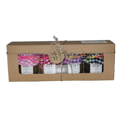 Caja de surtido de mermeladas sencillas de Del Palo Al Pote con sabores de carambola, guayaba, acerola y tamarindo, presentada en caja de cartón con lazo artesanal.