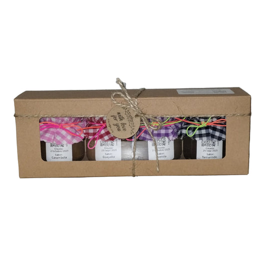 Caja de surtido de mermeladas sencillas de Del Palo Al Pote con sabores de carambola, guayaba, acerola y tamarindo, presentada en caja de cartón con lazo artesanal.